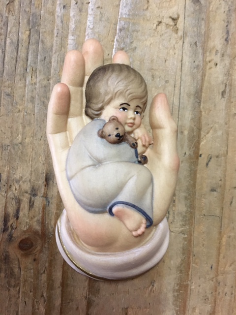 Relief Kind in Gottes Hand, aus Holz geschnitzt
