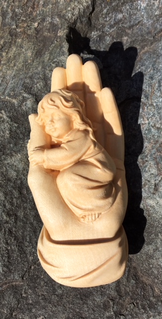 Mädchen in göttlicher Hand, aus Holz geschnitzt, (zum Hängen)