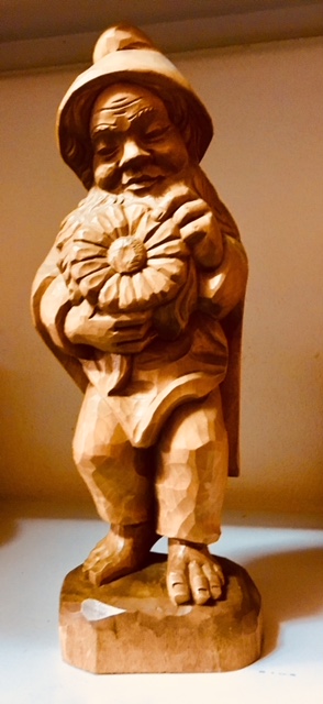 Zwerg mit Blume aus Holz schnitzen, 30 cm