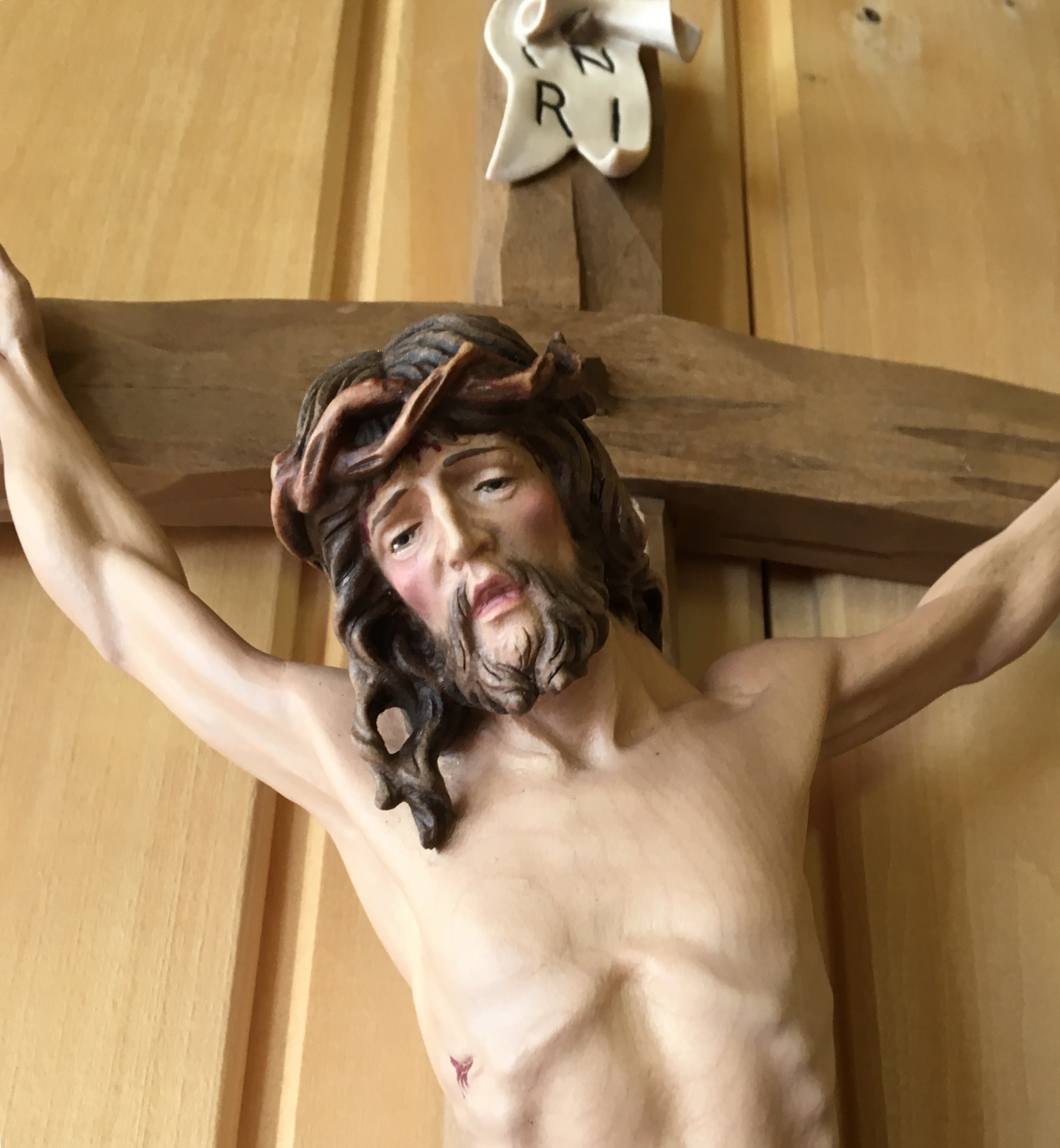 Alpen-Christus am Kreuz, aus Holz geschnitzt