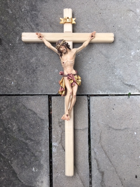 Christus am Kreuz aus Holz geschnitzt