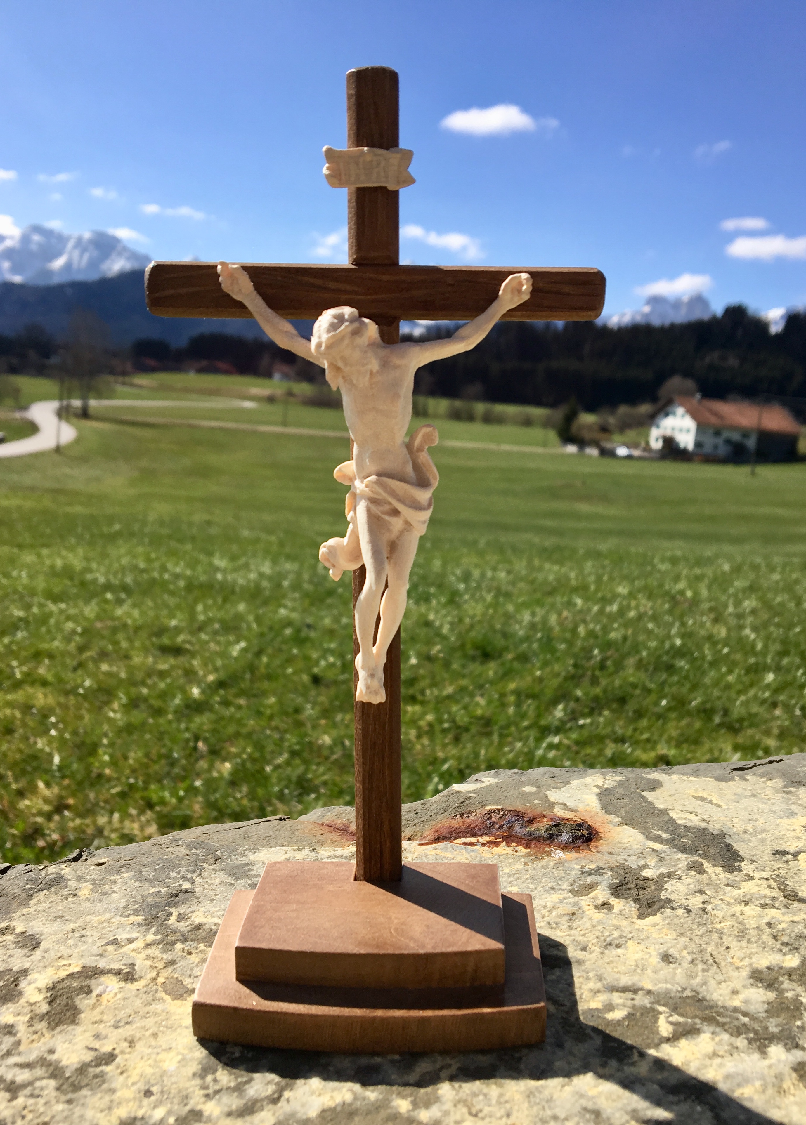 Standkreuz mit Christus aus Holz geschnitzt