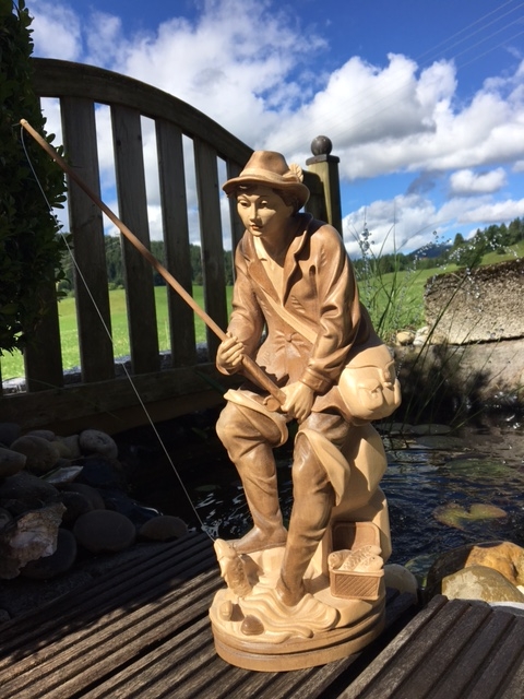 Angler oder Fischer, geschnitzte Figur aus Holz