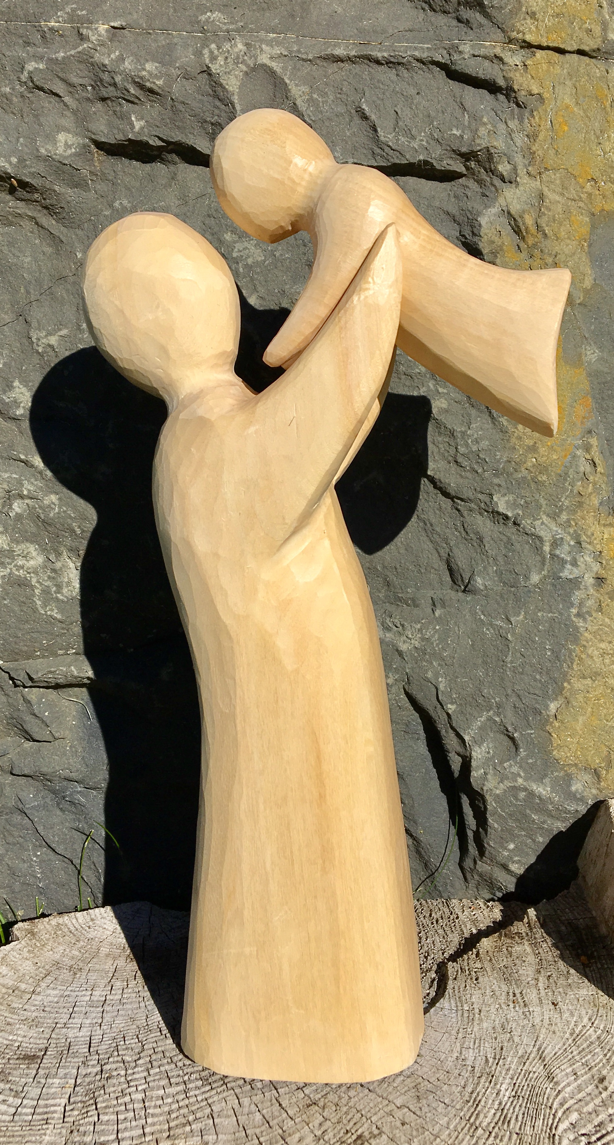 Mutterglück, moderne Skulptur, 2-teilig, aus Holz geschnitzt