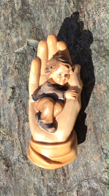 Junge in göttlicher Hand, aus Holz geschnitzt, (zum Hängen)