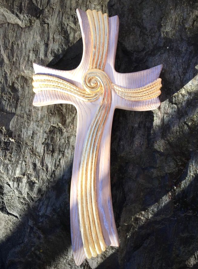 Glaubenskreuz aus Holz geschnitzt