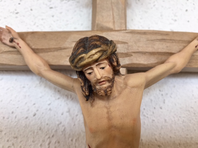 geschnitzter Christus am Kreuz 