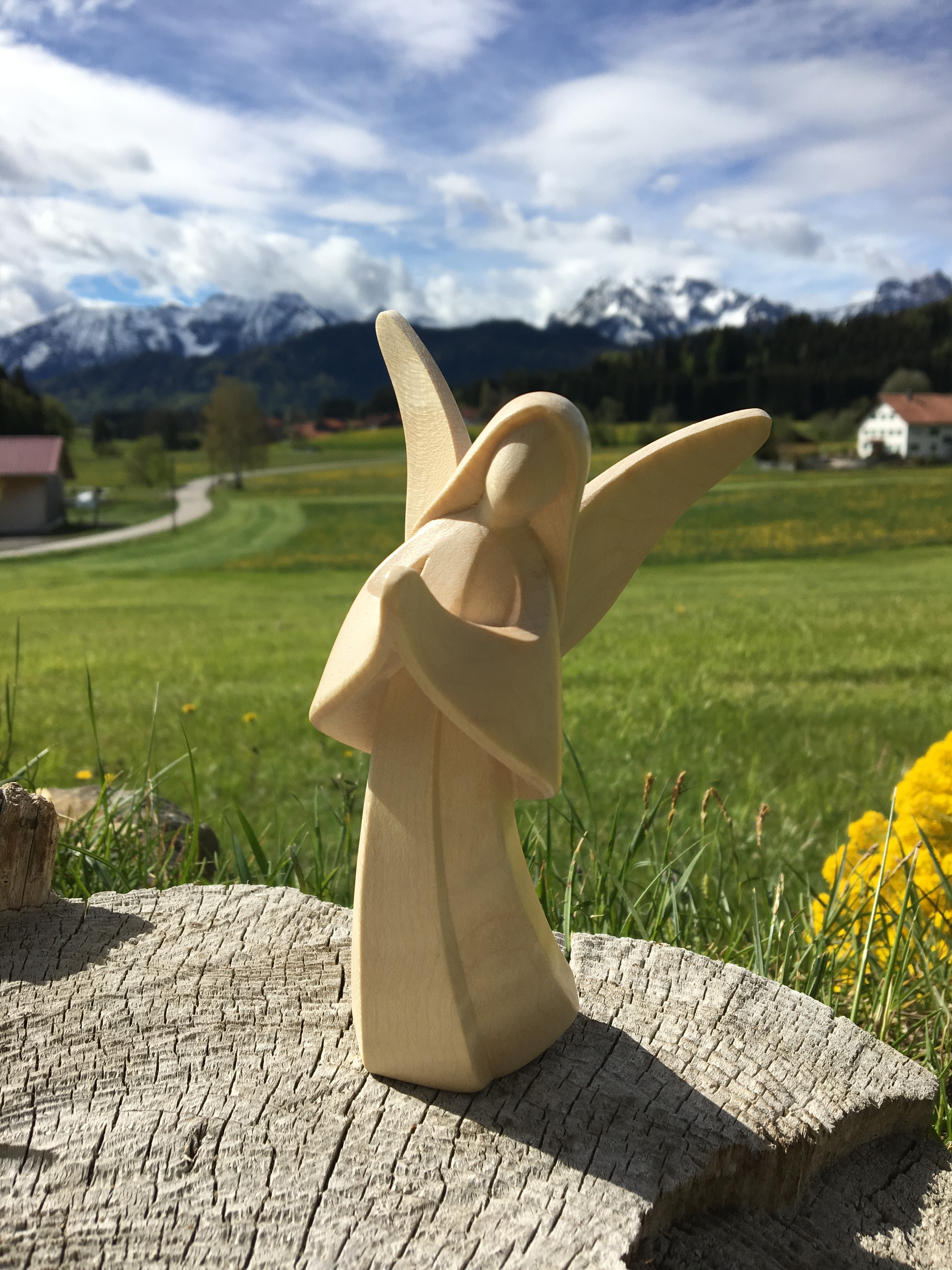Mara Engel modern, aus Holz geschnitzt, betend