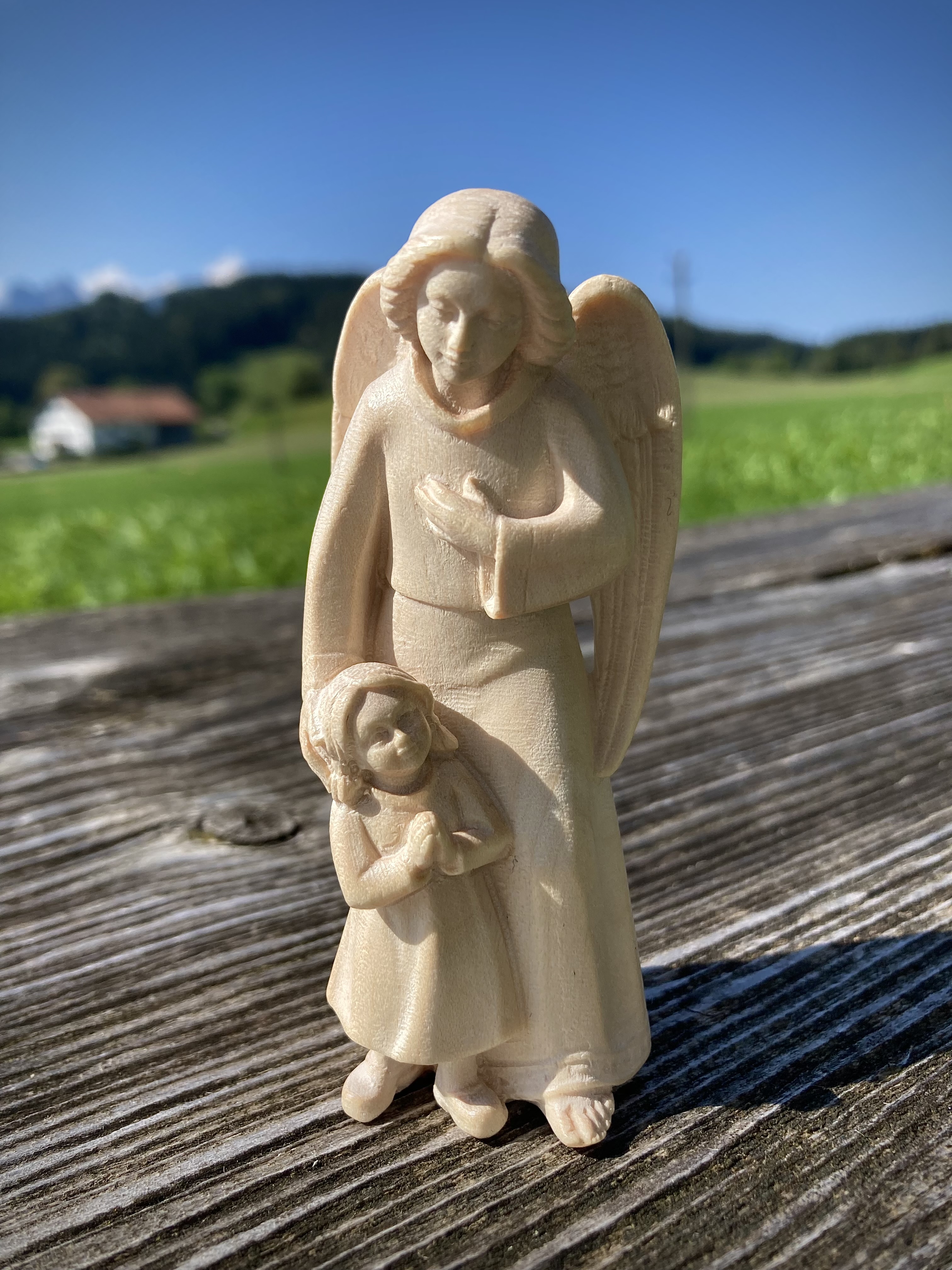 Schutzengel mit Mädchen aus Holz geschnitzt