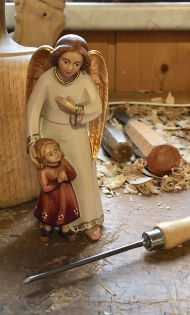 Schutzengel mit Mädchen aus Holz geschnitzt